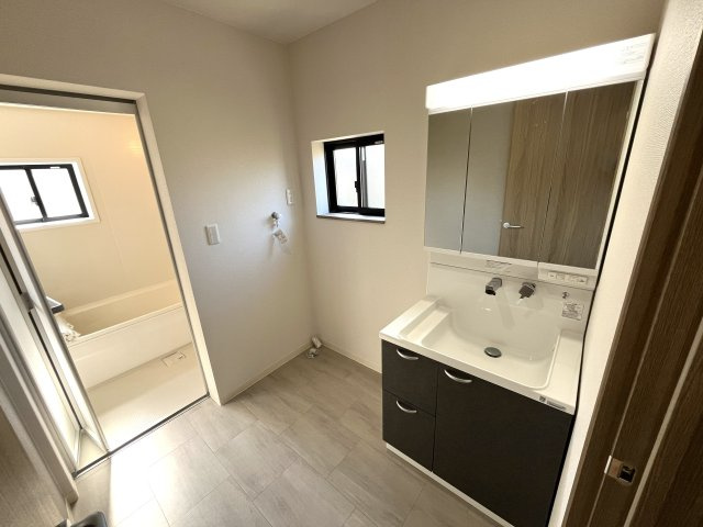 【洗面所】 | 仲介手数料無料！藤山小学校に通えるリフォーム済み中古住宅　宇部市上条５丁目 | 明るい洗面所です