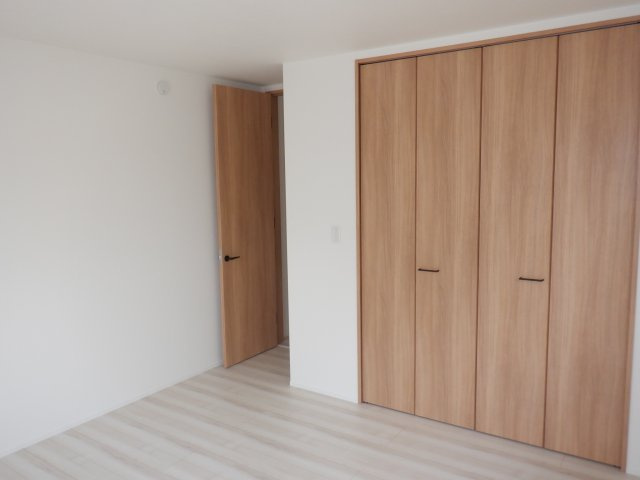 下真倉戸建の洋室|2階のお部屋はウォークインクローゼットがついております