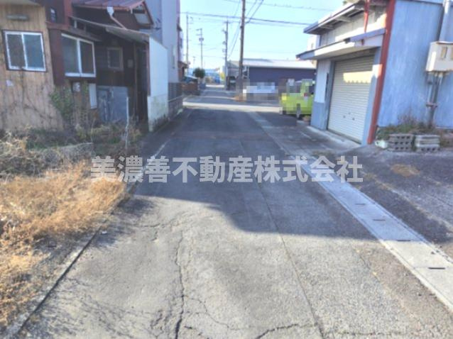 ６６３６３　岐阜市西川手8丁目土地の前面道路含む現地写真