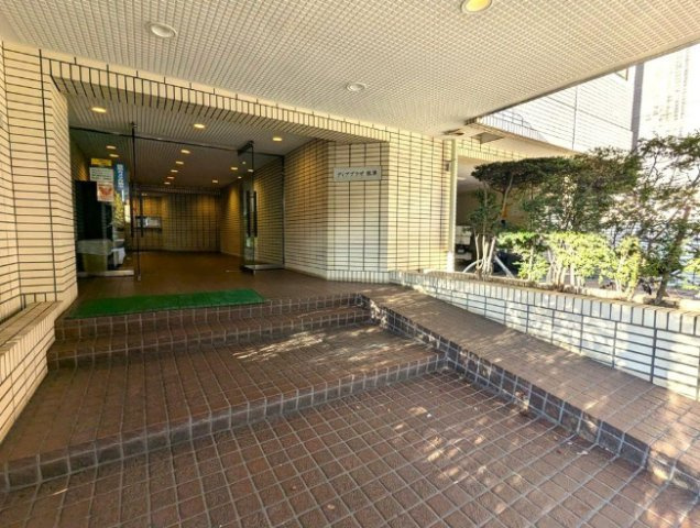 ディアプラザ根津のエントランス