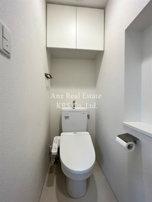 【トイレ】 | シャローズワン立売堀 | 上部にドア付収納棚があります！温水洗浄便座付き！