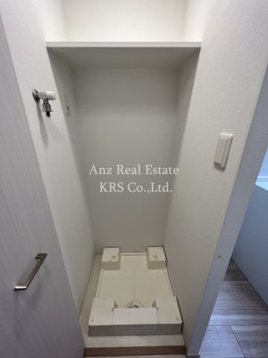 【玄関】 | シャローズワン立売堀 | 洗濯機置き場には扉があります♪