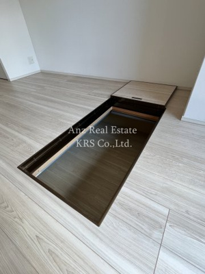 【設備】 | シャローズワン立売堀 | 洋室にある床下収納