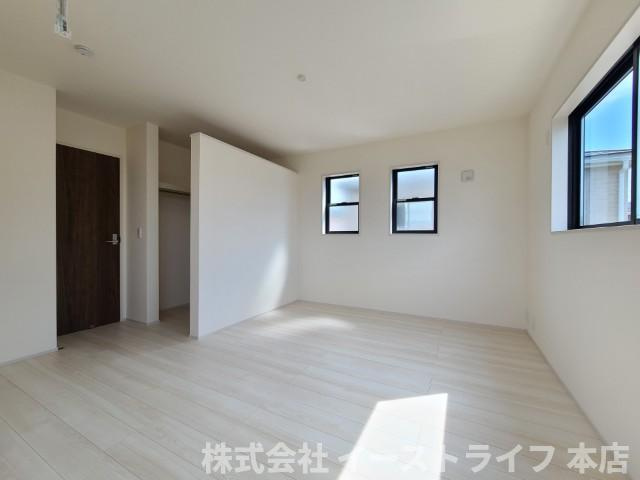 【新築戸建】　いわき市平下平窪第11　全4棟　長期優良住宅の寝室|1号棟写真　窓から日が差し込む明るい洋室。シンプルな造りなので配置するインテリア次第でお好きなお部屋の雰囲気に変えられます。
