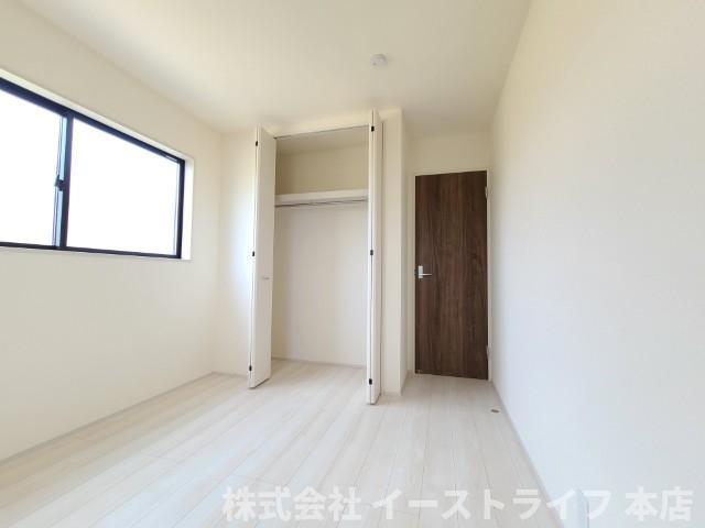 【新築戸建】　いわき市平下平窪第11　全4棟　長期優良住宅の子供部屋|1号棟写真　家具などのインテリアともマッチしておしゃれ感が出しやすく、身の回りの整理がしやすいのも魅力な洋室です。