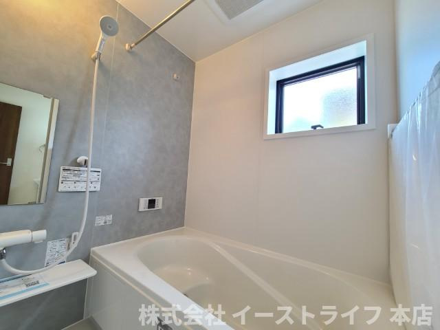 【新築戸建】　いわき市平下平窪第11　全4棟　長期優良住宅の浴室|1号棟写真　坪サイズのバスルーム。浴室換気乾燥機を標準装備。乾きやすい床やお手入れのしやすい排水口など、いつも清潔にご使用いただけます。