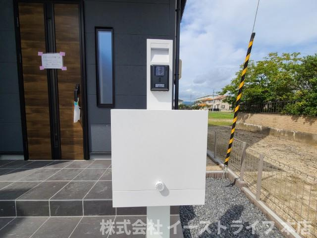 【新築戸建】　いわき市平下平窪第11　全4棟　長期優良住宅のセキュリティ|1号棟写真　TVモニター付インターフォンの最大のメリットは、室内モニターから訪問者が誰なのか見ることができる点です。来訪者と直接顔を合わせることなくモニター越しに対応ができるのでとても便利です。
