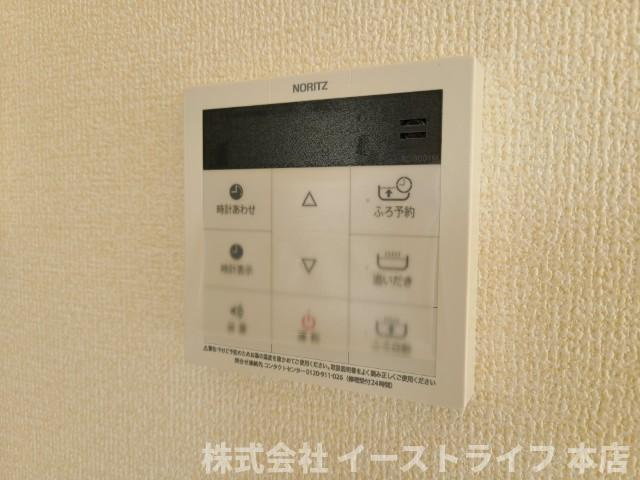 【新築戸建】　いわき市平下平窪第11　全4棟　長期優良住宅の発電・温水設備|1号棟写真　リビング内給湯器リモコンです。