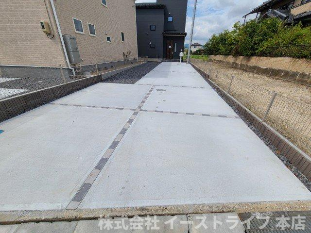 【新築戸建】　いわき市平下平窪第11　全4棟　長期優良住宅の駐車場|1号棟写真　舗装されたカースペースです。4台駐車可能（車種による）