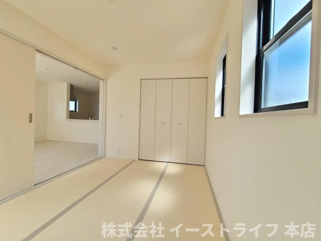 【新築戸建】　いわき市平下平窪第11　全4棟　長期優良住宅の和室|1号棟写真　座卓テーブルを置いてセカンドリビングとして使ったり、畳ならではの肌触りで横になって休んだりと、自由に活用できるのが続き間「和室」の特徴です。また小さなお子様の遊び場としても安心です。