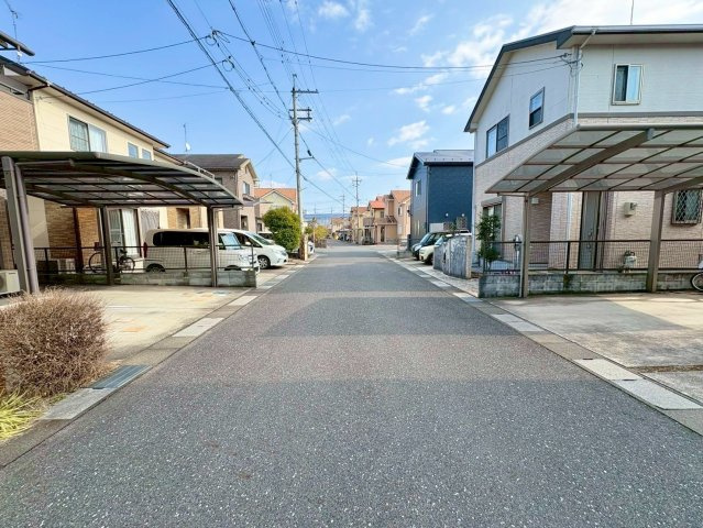 栗東市小平井4丁目　中古戸建ての前面道路含む現地写真