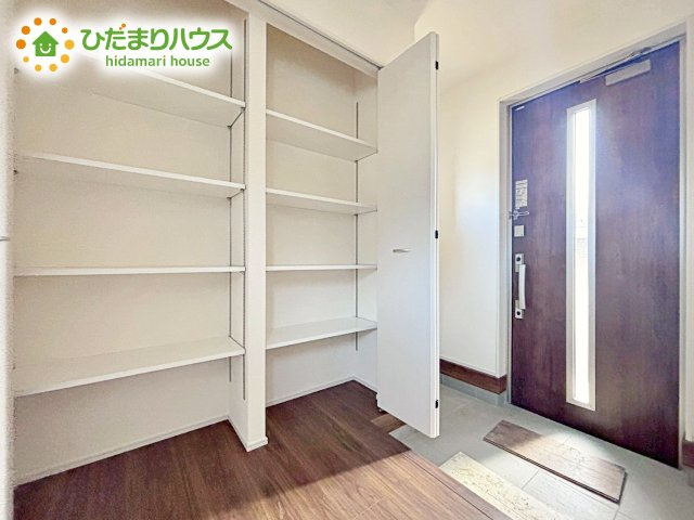 【玄関】 | 水戸内原町第12　新築戸建　1号棟 | 天井まであるシューズボックスは、家族全員の靴が入るため、散らかりがちな玄関もスッキリ片付きますね。