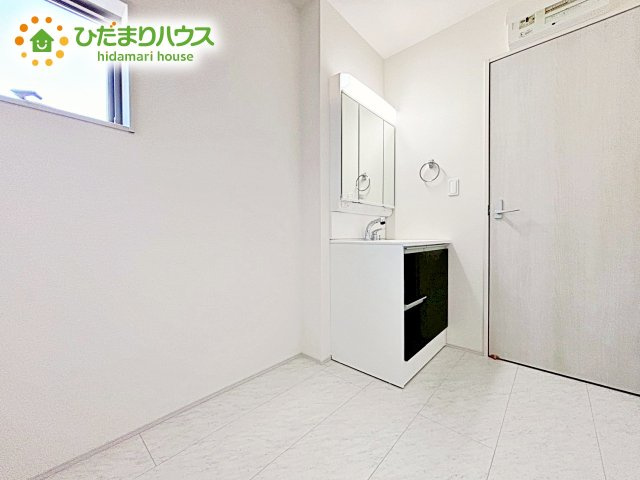 【独立洗面台】 | 水戸内原町第12　新築戸建　1号棟 | ゆとりの洗面スペースで朝の身支度も快適スムーズに。３面鏡で髪のセットやお化粧もストレスなくこなせ、朝から気分良く通勤通学に向かえそうですね！