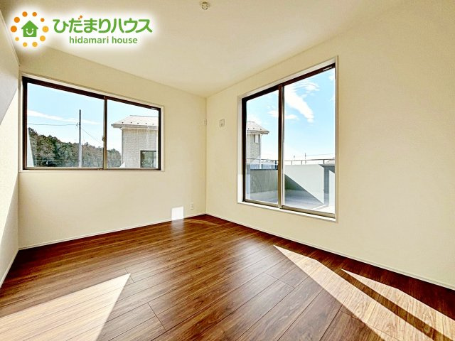 【寝室】 | 水戸内原町第12　新築戸建　1号棟 | バルコニーに面していて、たっぷり光りの入る明るい主寝室です！