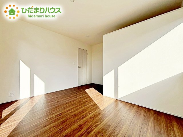 【寝室】 | 水戸内原町第12　新築戸建　1号棟 | 主寝室は広々していて安らげる空間に。大きな窓から光が差し込み、朝の目覚めも良さそう♪