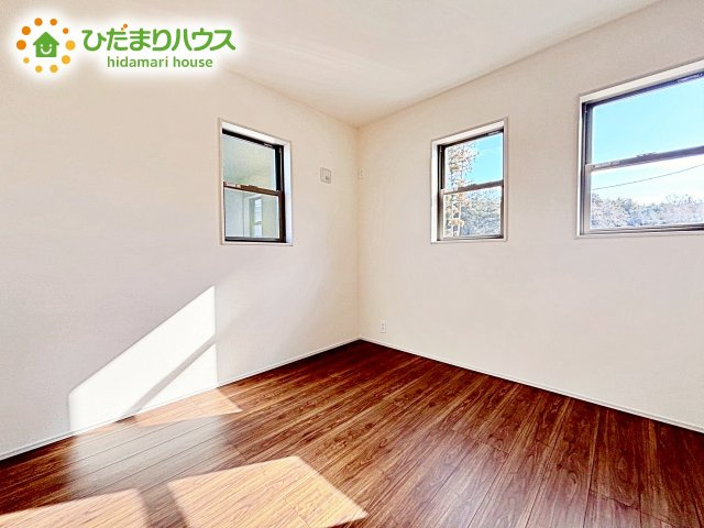 【洋室】 | 水戸内原町第12　新築戸建　1号棟 | 二面採光の設計で明るい時間帯は陽が入り、リラックス出来るお部屋となっています。
