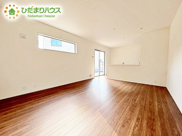 【居間・リビング】 | 水戸内原町第12　新築戸建　1号棟 | 大きな窓で明るいリビングスペースです☆家族の食事や団らんのほか、子供を遊ばせたり、友人を招いたりするＬＤＫは住まいの中心。長時間過ごす場所だから、その空間は住まい全体の居心地を左右します
