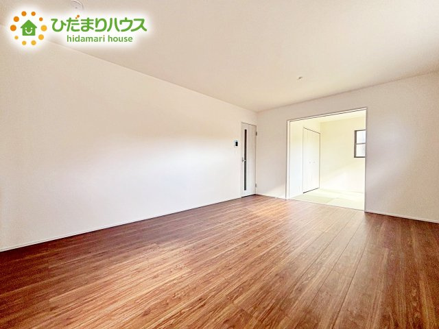 【居間・リビング】 | 水戸内原町第12　新築戸建　1号棟 | 明るく開放的な空間が広がるLDK。室内には豊かな陽光が注ぎ込み、爽やかな住空間を演出。ホームパーティーでもゲストと一緒に料理を楽しみながら楽しい時間を過ごせそう。