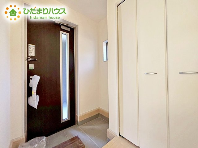 【玄関】 | 水戸内原町第12　新築戸建　3号棟 | 天井まであるシューズボックスは、家族全員の靴が入るため、散らかりがちな玄関もスッキリ片付きますね。