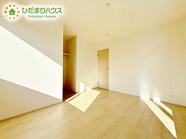 【寝室】 | 水戸内原町第12　新築戸建　3号棟 | 主寝室は広々していて安らげる空間に。大きな窓から光が差し込み、朝の目覚めも良さそう♪