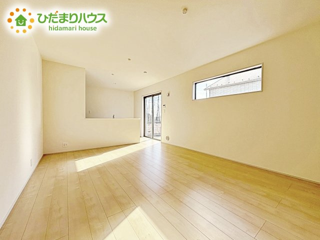 【居間・リビング】 | 水戸内原町第12　新築戸建　3号棟 | 家族との大切な時間を多く過ごすリビング。ゆったりとした広さのある空間で会話も弾みます♪大きい窓からは明るい日差しが差し込みます。居心地の良いリビングでおうち時間を楽しんで！