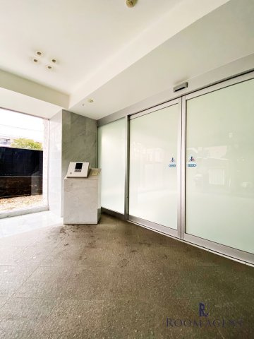 さくらHillsリバーサイドWESTのエントランス