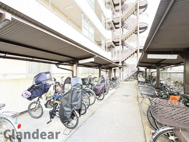 ソフトタウン綾瀬の駐輪場|ドキドキの新生活も、安心してスタート。ぴったりの住まいを見つけませんか？クランディアが一緒に住まい選びをサポートします‼　まずは、お気軽にお問合せください　＃クランディア