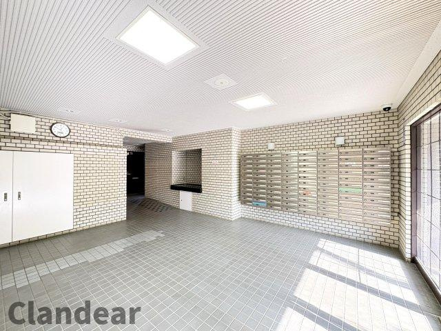 ソフトタウン綾瀬のエントランス|ドキドキの新生活も、安心してスタート。ぴったりの住まいを見つけませんか？クランディアが一緒に住まい選びをサポートします‼　まずは、お気軽にお問合せください　＃クランディア