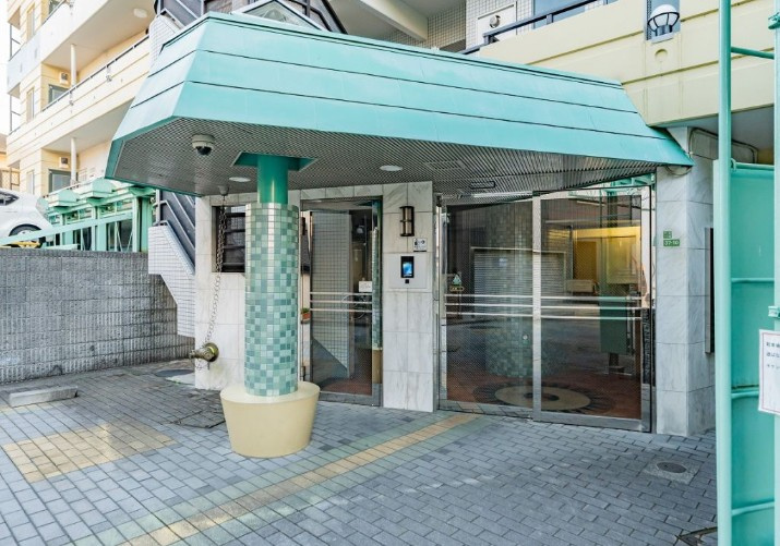 ロワール北千住のエントランス|「北千住」駅徒歩２分！平成９年築の新耐震基準マンション、ロワール北千住は即日現地案内可能となっておりますので、お気軽にお問い合わせください！
