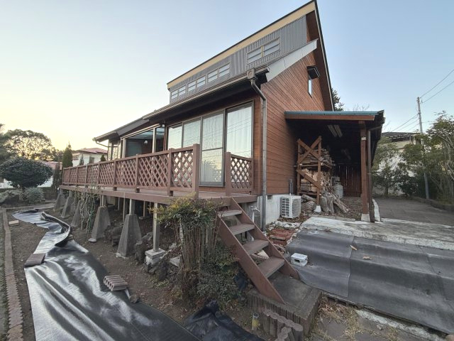 商談中　城ヶ崎海岸駅約700m リゾート感のある薪ストーブ付き4LDKの外観|東側には薪棚が設置されています