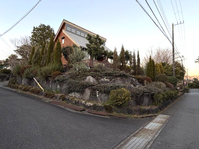 商談中　城ヶ崎海岸駅約700m リゾート感のある薪ストーブ付き4LDKの前面道路含む現地写真|角地で陽当たり良好