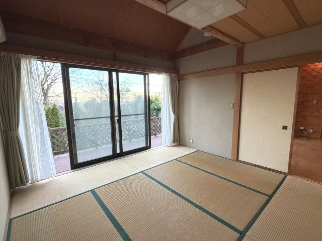 商談中　城ヶ崎海岸駅約700m リゾート感のある薪ストーブ付き4LDKの和室|和室からもテラスに出られます