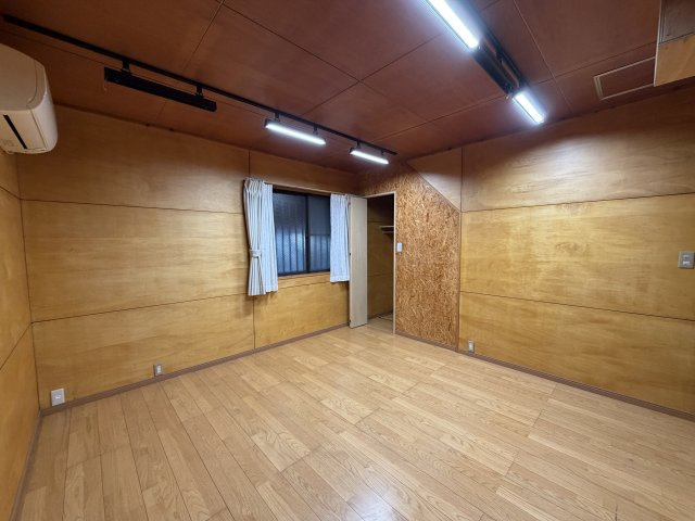 商談中　城ヶ崎海岸駅約700m リゾート感のある薪ストーブ付き4LDKの洋室|キッチン横の洋室8帖