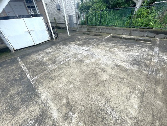 リバティの駐車場