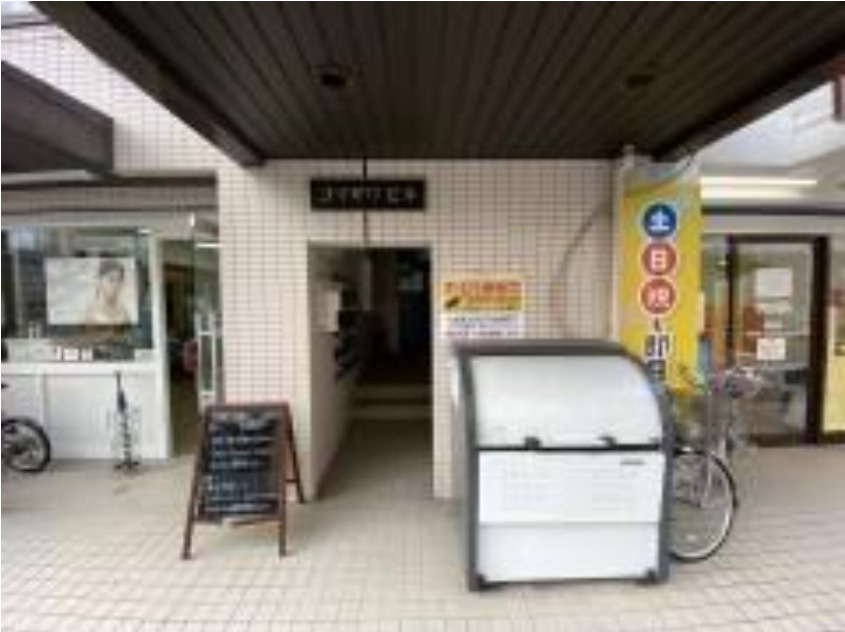大津市本堅田５丁目の店舗事務所の玄関