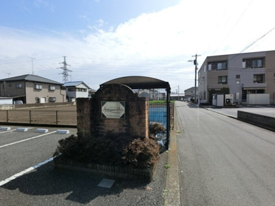 【駐車場】 | アンバサダーヒルズ Ｂ | 物件入り口にゴミステーション