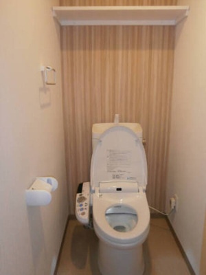 【トイレ】 | ソレイユガーデン | ﾌﾙｵｰﾄ便座（近づくと自動で蓋が開きます）