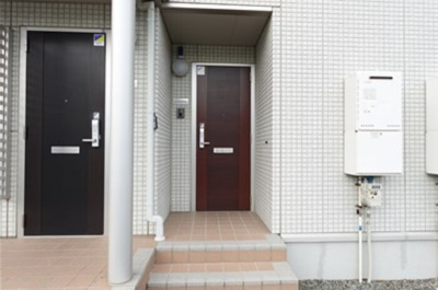 【玄関】 | スパローハウス五番舘 Ａ | 玄関前