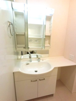 【収納】 | ツインコート簗瀬 | 洗面化粧台 鏡の裏は収納