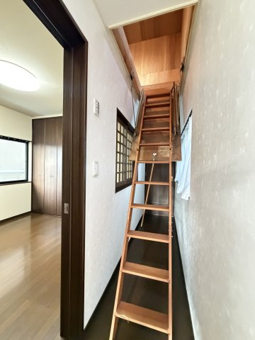 ◆２面バルコニーのため陽当り・通風良好◆全居室＆屋根裏収納あり◆城陽市市辺上芦原の収納|屋根裏収納
