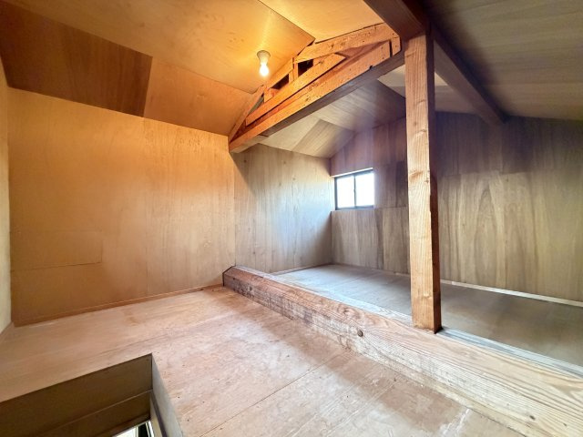 ◆２面バルコニーのため陽当り・通風良好◆全居室＆屋根裏収納あり◆城陽市市辺上芦原の収納|屋根裏収納