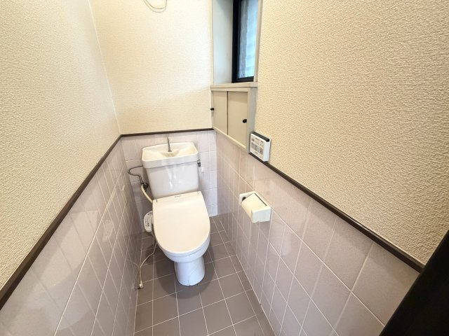 ◆２面バルコニーのため陽当り・通風良好◆全居室＆屋根裏収納あり◆城陽市市辺上芦原のトイレ|トイレ