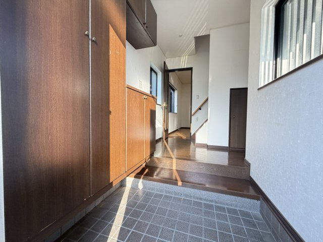 ◆２面バルコニーのため陽当り・通風良好◆全居室＆屋根裏収納あり◆城陽市市辺上芦原の玄関|玄関