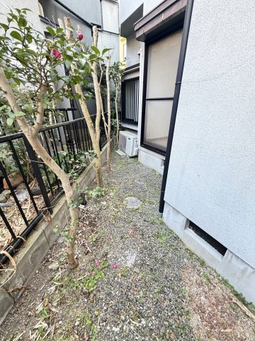 ◆２面バルコニーのため陽当り・通風良好◆全居室＆屋根裏収納あり◆城陽市市辺上芦原の庭|庭