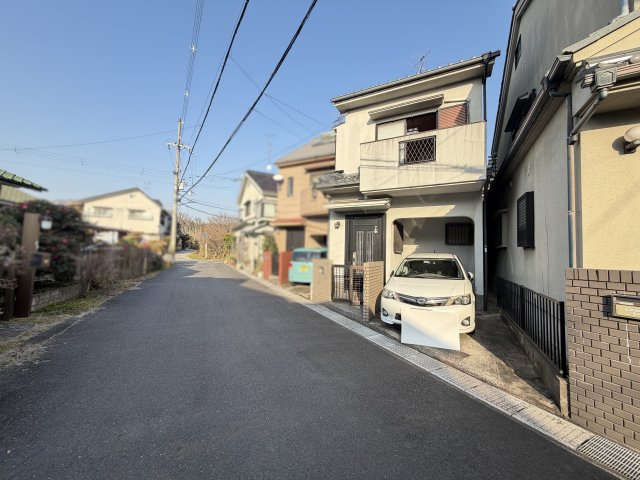 ◆２面バルコニーのため陽当り・通風良好◆全居室＆屋根裏収納あり◆城陽市市辺上芦原の前面道路含む現地写真|前道