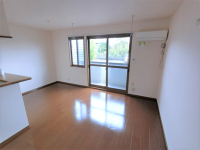 【居間・リビング】 | フローラルコート Ｂ | リビング エアコン、室内物干し付き