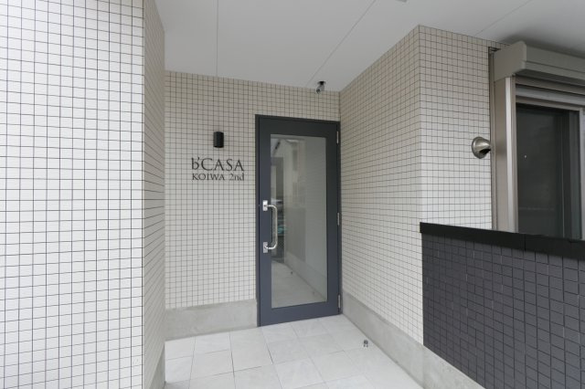 b'CASA KOIWA 2ndのエントランス