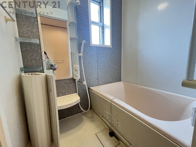 シンプルなユニットバス☆窓付きで換気も楽々！
