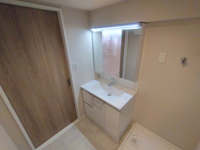 【洗面所】 | 浜甲子園グリーンマンション | 明るい洗面所です