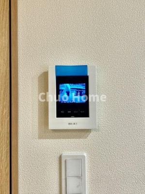 【セキュリティ】 | 江戸川区一之江6丁目新築分譲住宅 | 【モニターホン】誰が来たかすぐにわかるカラーモニター付きインターホン。通話ボタンを押すまでは室内の音は漏れていませんので相手を確かめてから応対できます。